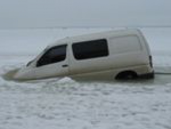 В Одесской области микроавтобус ушел под лед (фото)