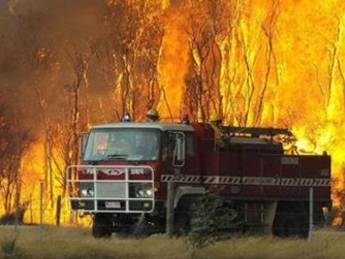 В Австралии продолжаются масштабные пожары, сгорели не менее 20 домов(видео)