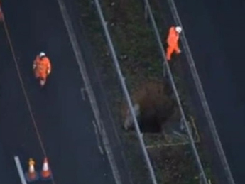 В Англии перекрыли автостраду из-за образовавшейся гигантской ямы(видео)