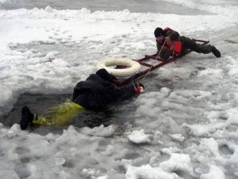 В Запорожской области двое рыбаков провалились под лед: спасти удалось только одного (ВИДЕО)