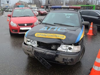 В Харькове нетрезвая женщина въехала в автомобиль ГАИ