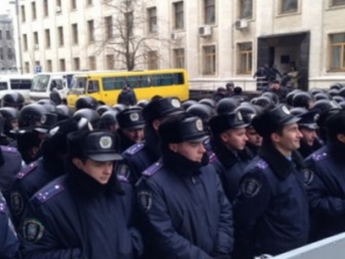 Митингующие пытаются прорваться в ВР со стороны Шелковичной и метро "Арсенальная"