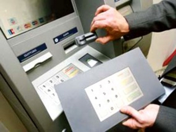 Мошенники с помощью считывающего устройства изготовили дубликаты банковских карт