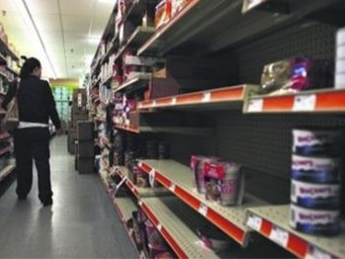 Киевляне в панике разметают продукты из супермаркетов