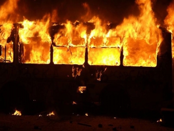 Налоговики, автобус которых сожгли митингующие, не пострадали