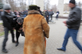 "Титушки" в Мелитополе напали на журналистов (добавлены фото)