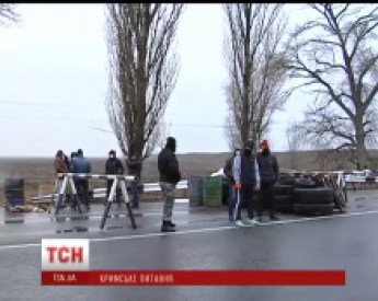 Дороги в Крым перекрыли блокпостами, которые охраняет Беркут и вооруженные люди в камуфляже (видео)