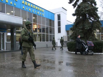 В крымских аэропортах "Бельбек" и "Симферополь" десятки военных