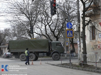 По улицам Симферополя ездят военные машины