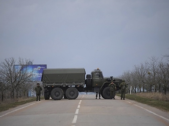 Российские военные в Крыму вывозят оружие из двух воинских частей - СМИ