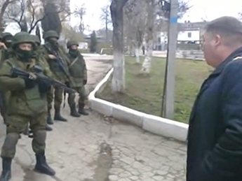 Украинские моряки не дали российскому спецназу вывезти оружие из части в Севастополе(видео)