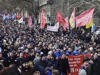 Около 2 тысяч митингующих штурмуют Одесскую обладминистрацию