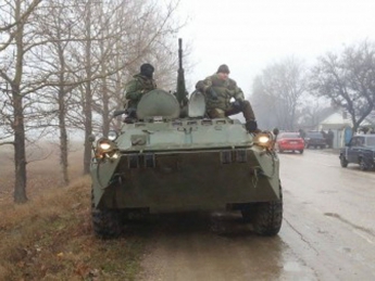 Дороги на Крым перекрыли 18 БТРов, российские снайперы и пулеметчики