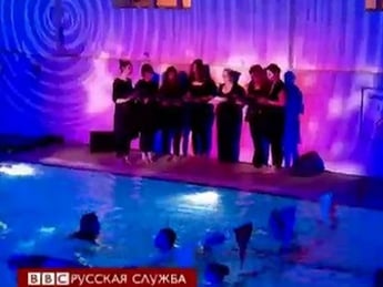 Подводная музыка: концерт в бассейне(видео)