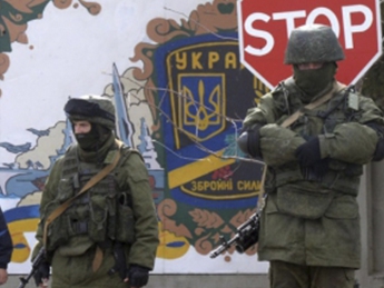 В Крыму штурмом захватили погранотдел и выгнали семьи украинских военнослужащих на улицу - Госпогранслужба