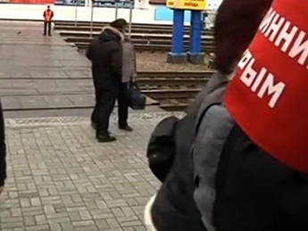 На симферопольском вокзале "дружинники" обыскивают пассажиров поездов, прибывших в Крым(видео)