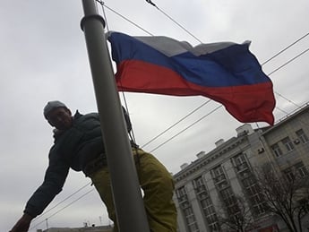В Луганске на здании ОГА сегодня трижды меняли флаги