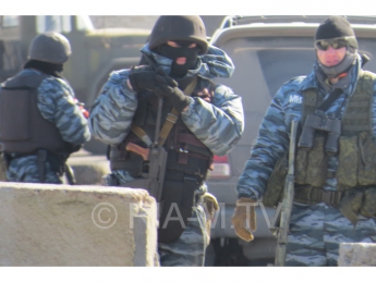 Крымский «Беркут» открыл по митингующим стрельбу из травматика