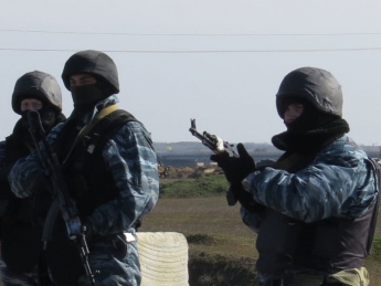 Словесная перепалка между участниками мирной акции и крымским беркутом закончилась выстрелами (видео)