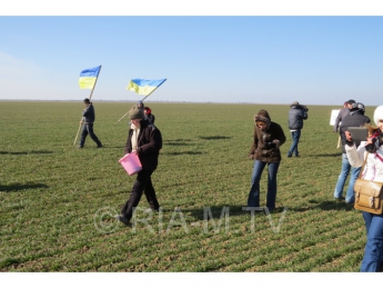 Жители Чонгара вышли травить мышей под носом у крымского беркута, с плакатами против Путина (видео)