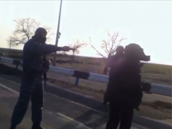 Солдат крымского беркута выстрелил в упор в учителя физкультуры (видео)