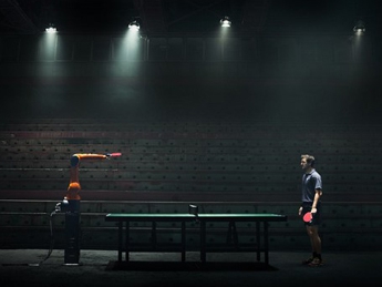 Матч по настольному теннису между человеком и роботом(видео)