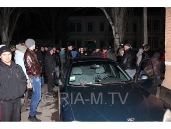 Мелитопольские активисты караулят солдат батальона милиции