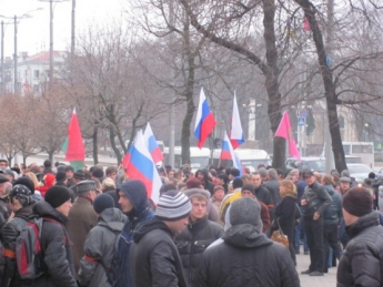 В Запорожье произошла потасовка между Самообороной и людьми с российскими флагами