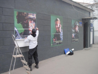 На патриотические плакаты на военкомате "скидывались" даже в Канаде