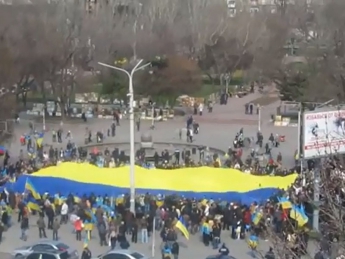 В Запорожье на проспекте развернули флаги Украины и ЕС (видео)