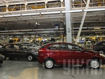 Продажи новых автомобилей в Украине снизились вдвое