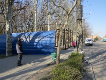 В Мелитополе вчера "снесло" остановку (фото)
