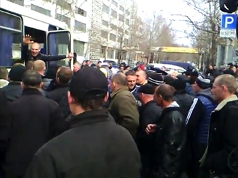 Мелитопольских мобилизованных милиция "отвоевала" у родных - автобусы отправились в Запорожье (видео)
