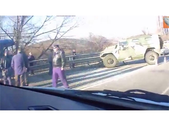 В Крыму российский "Тигр" врезался в троллейбус: есть пострадавшие(видео)