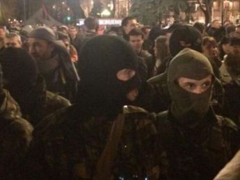 В центре Киева подрались активисты "Правого сектора" с представителями КПУ