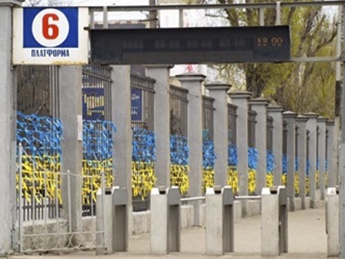Одесский вокзал стал желто-синим(фото)