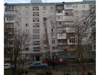 Спасатели в квартиру, охваченную огнем, попали по пожарной лестнице (видео)