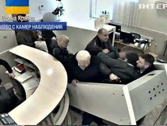 В интернете появилось видео побега Пшонки и Клименко из Донецка