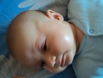 Патриотического малыша успокаивают только звуки гимна (видео)