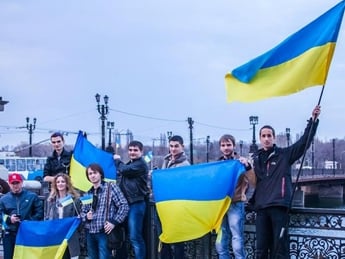 В Донецке прошел флеш-моб за единство Украины(видео)
