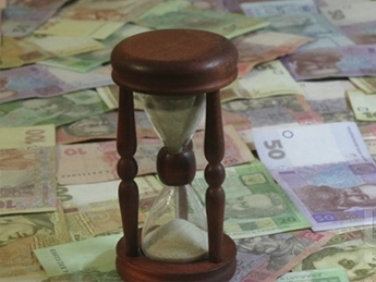 Яценюк обещает стабилизировать курс гривни через две недели