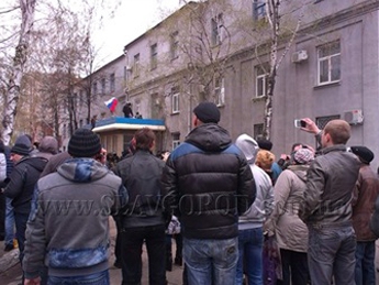 Из захваченного здания милиции в Славянске начали выпускать правоохранителей
