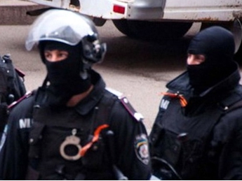 В Краматорске милиция с георгиевскими ленточками на груди охраняет исполком