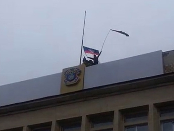 Над зданием исполкома Краматорска вывесили флаг Донецкой республики(видео)