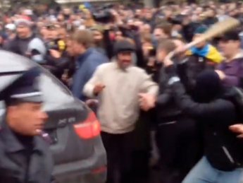 Вчера представители майдана с дубинками напали на "русский" бумер (видео)