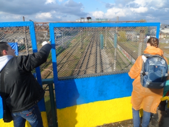 Коммунальщики разрешили активистам сделать мост сине-желтым