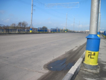 На мосту, выкрашенном активистами в сине-желтый цвет, появилась свастика (фото)