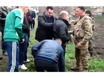 Видео конфликта в Красноармейске: гражданские пытались препятствовать продвижению Нацгвардии