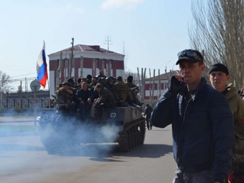 В Краматорске появилась бронетехника с российскими флагами (видео)