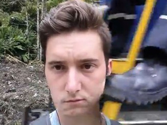 Машинист чуть не оторвал американцу голову, когда тот пытался сделать селфи на фоне поезда(видео)